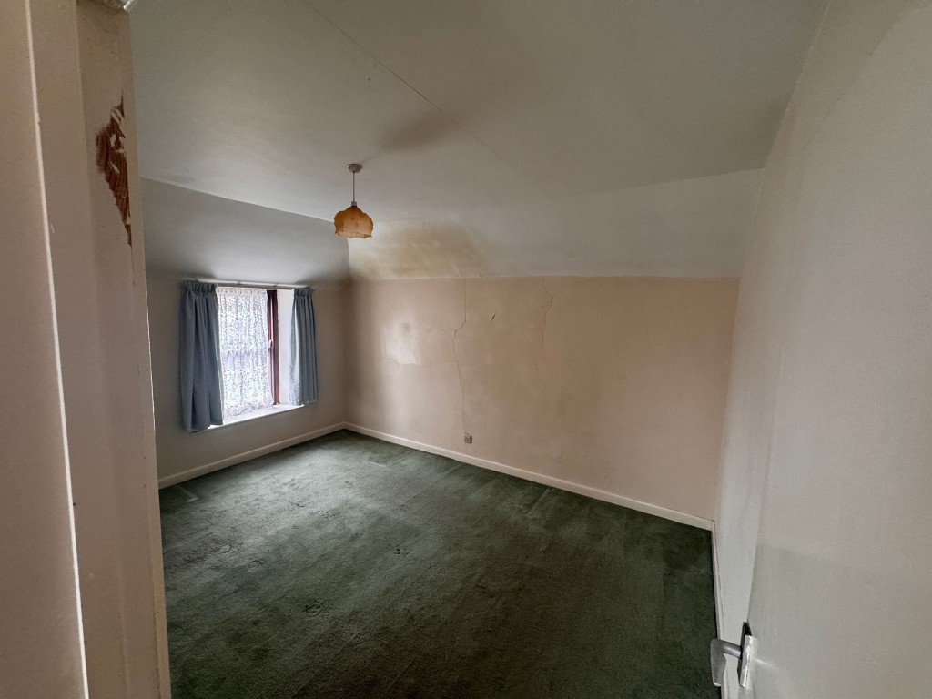 Lot: 133 - COTTAGE FOR UPATING WITH GARAGE AND GARDEN - Bedroom one